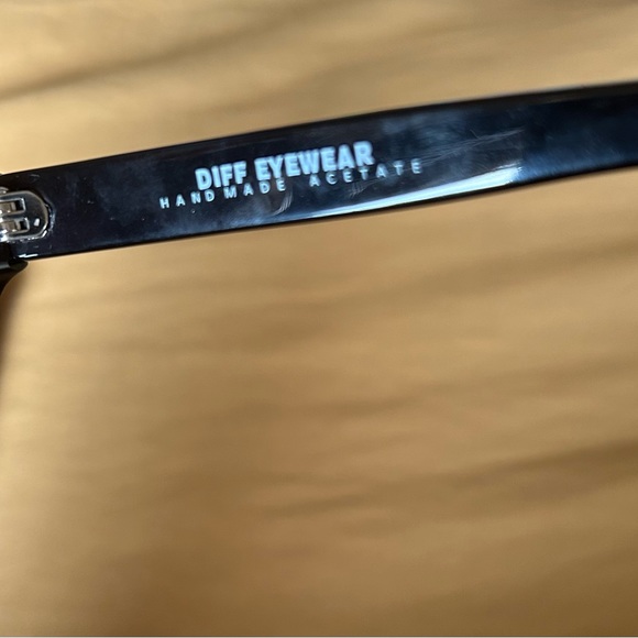 Gently used sunglasses. No scratches. Comes with sunglasses case. - Picture 3 of 5